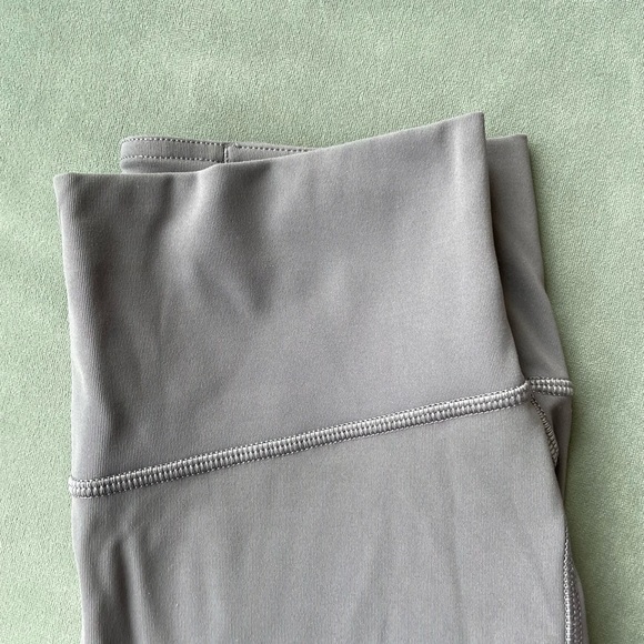 Lululemon high-rise 3/4 length ruched hem leggings - Picture 3 of 6